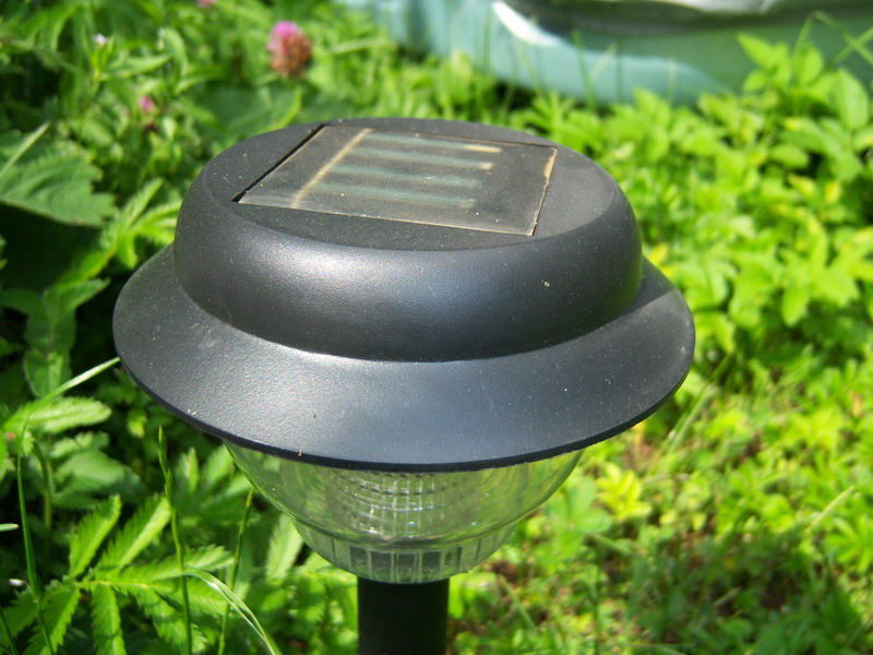 Садовый фонарь-ветеран, защитное покрытие солнечной батареи помутнело, элементы солнечной батареи имеют повреждения, нов импульсном режиме работает!