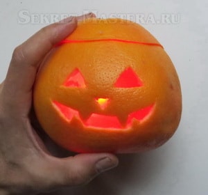 Тыква на Хэллоуин с электронной свечой